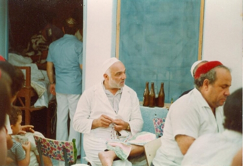 Le mohel Ouzifa Houri se prépare avant une circoncision, Djerba